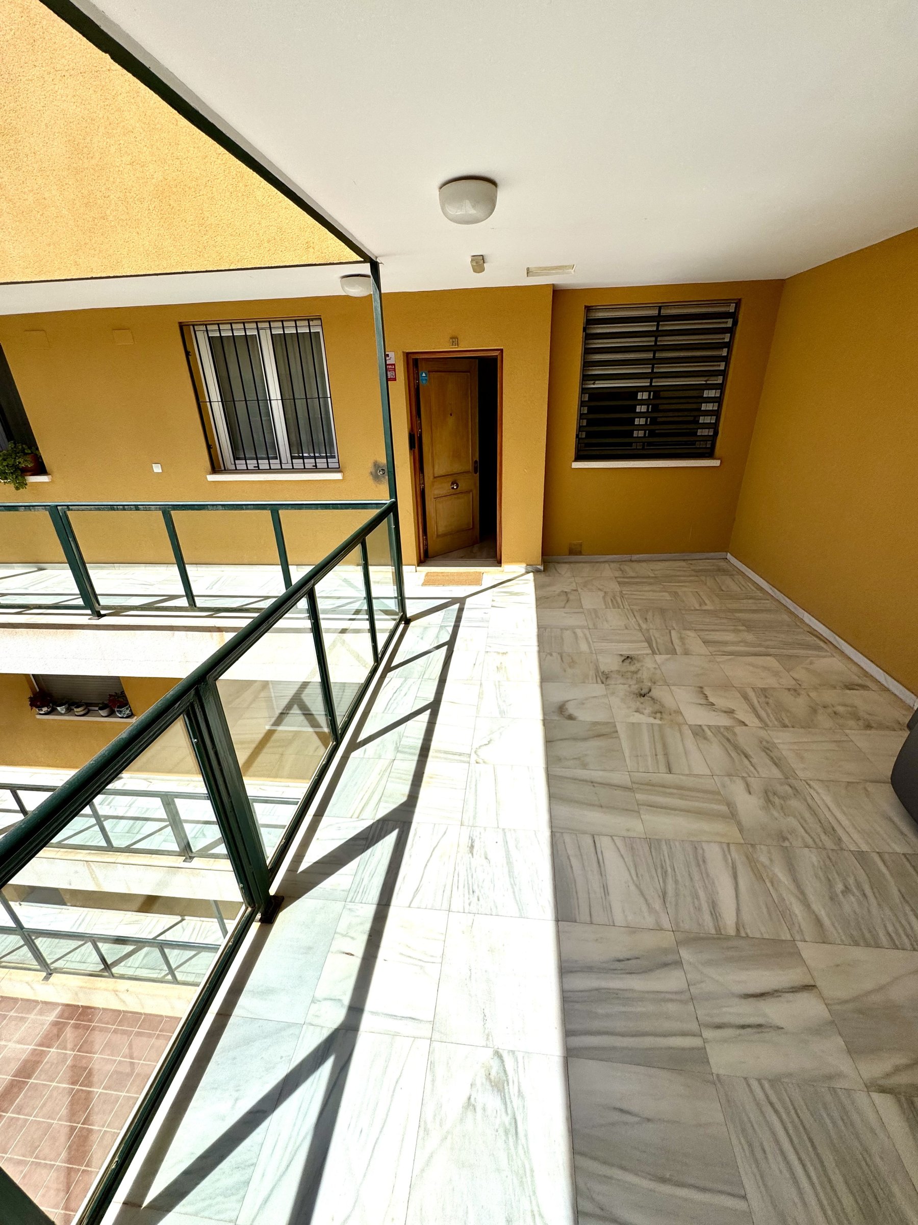 Entrada de la residencia del piso en alquiler en Alhama de Almería